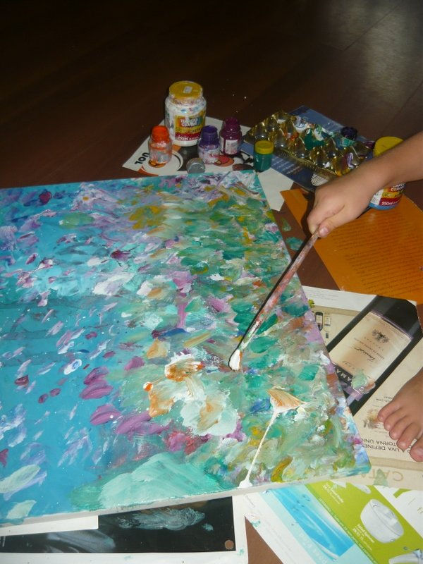 Lidia painting at the age of 4/ Lidia pintando con 4 años