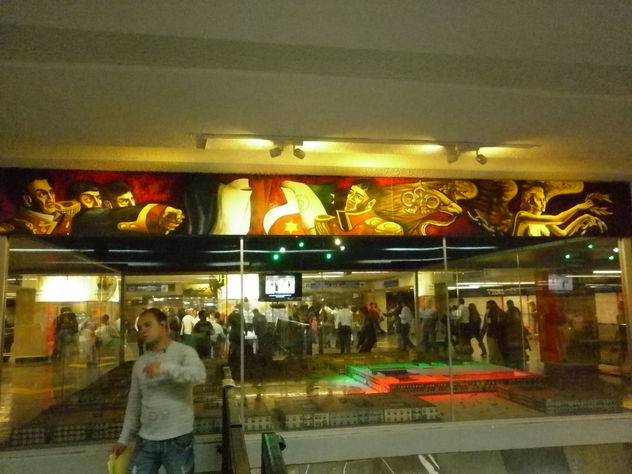 MURALES BICENTENARIO Y CENTENARIO EN EL METRO ZÓCALO 4/6