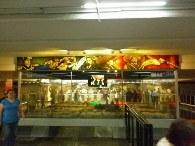 MURALES BICENTENARIO Y CENTENARIO EN EL METRO ZÓCALO 5/6