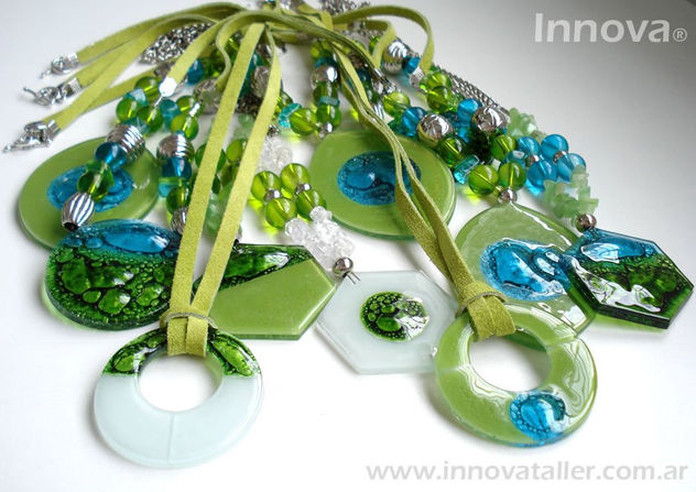 Joyas y bijouterie artesanal de vidrio y cuero Innova