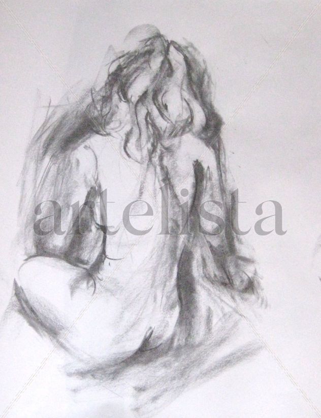 mujer sentada de espaldas