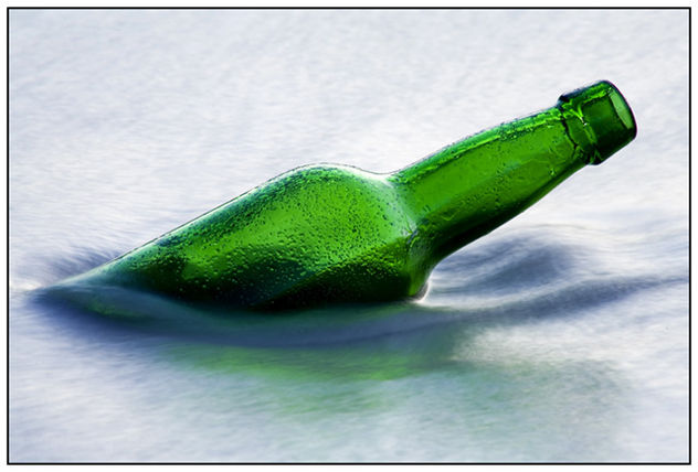 botella y agua