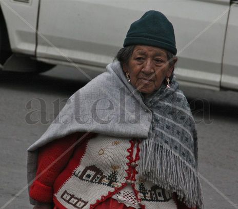 Anciana paseando