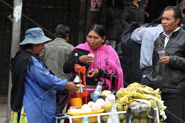 Tomando un jugo Viajes Color (Digital)