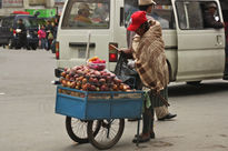 Pelando fruta.