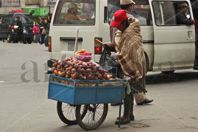 Pelando fruta.