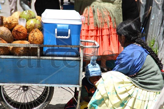 Vendedora de jugos con su niño.