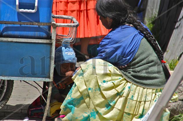 Vendedora de jugos con su niño III.