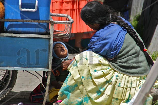 Vendedora de jugos con su niño IV.