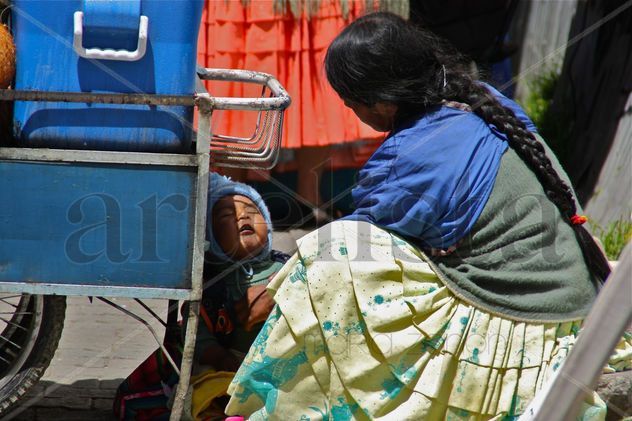 Vendedora de jugos con su niño V.