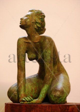 Ella te mira. Bronce Figurativa