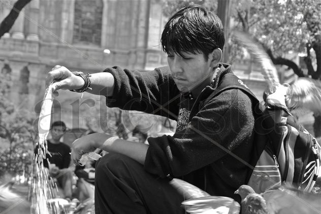 Chico dando maíz a las palomas II.