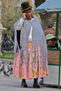 Campesina hablando por teléfono.