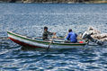 Niños  pescando.