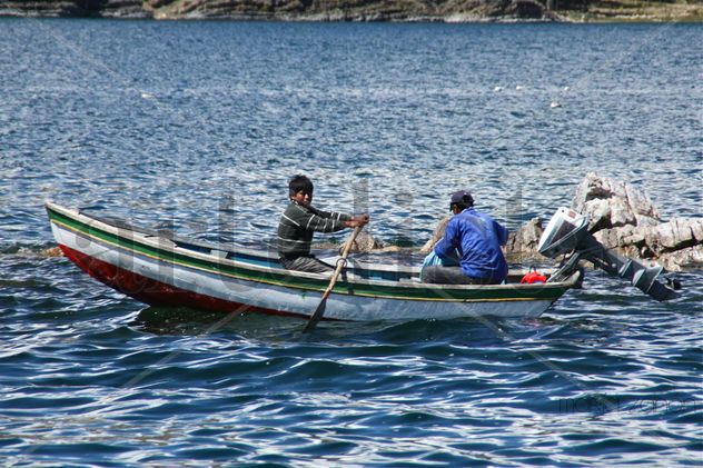 Niños  pescando.