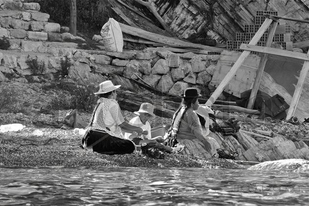 Limpiando pescado en la orilla del lago II.