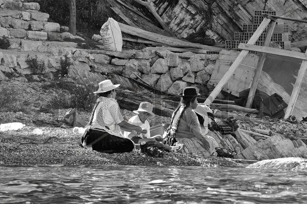 Limpiando pescado en la orilla del lago II. Viajes Blanco y Negro (Digital)