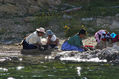 Limpiando pescado en la orilla del lago.