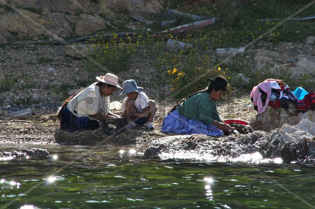 Limpiando pescado en la orilla del lago. Viajes Color (Digital)