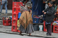 Anciana paseando.