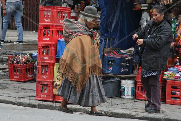 Anciana paseando.