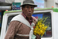 Señor con flores.