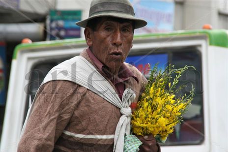 Señor con flores.