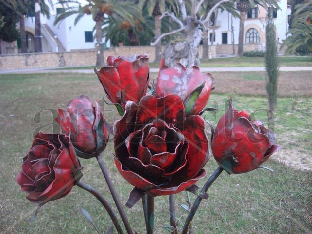 rosas Iron Figurative