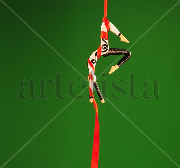 acrobata ByN en tela roja
