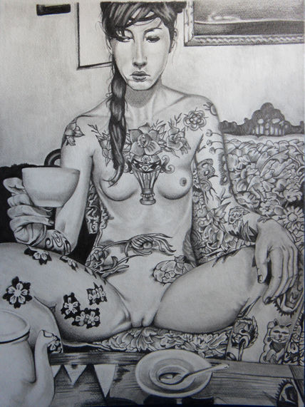 Mujer con tatuaje