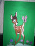 bambi absorto con la visita de una mariposa