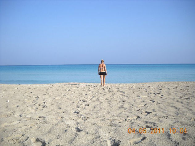 SOLA EN LA PLAYA