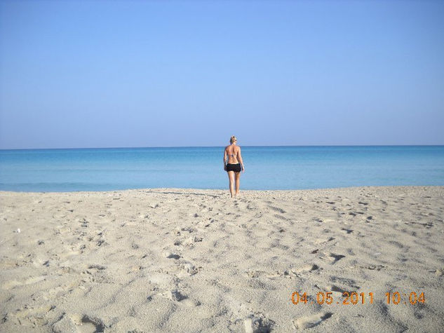 SOLA EN LA PLAYA 