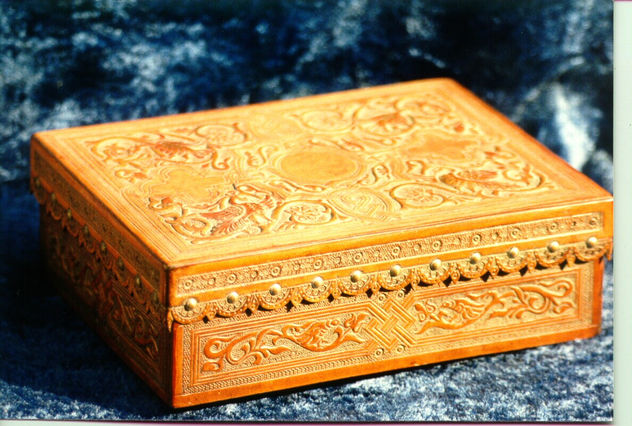 CAJA  CUERO