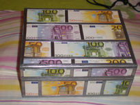 Caja con billetes