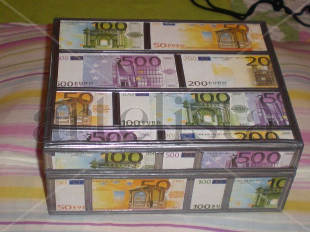 Caja con billetes 