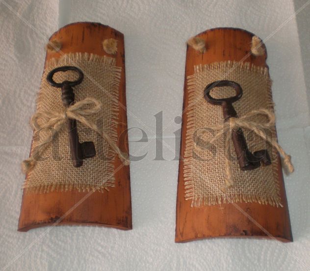 Tejas con llaves antiguas