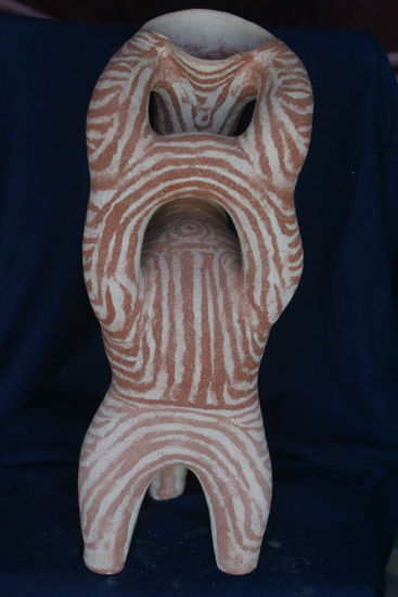 Jarrón de tres pies y una boca. (foto: Abdullah Z.) Pottery Figurative