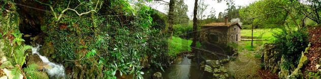 La casa-molino con su pequeña cascada