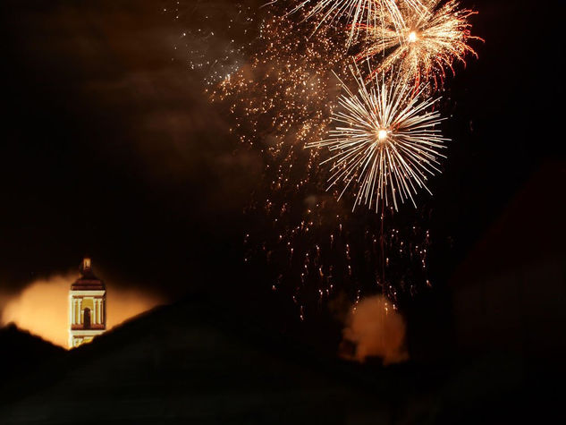 Fuegos artificiales y torre de iglesia Other Themes Color (Digital)