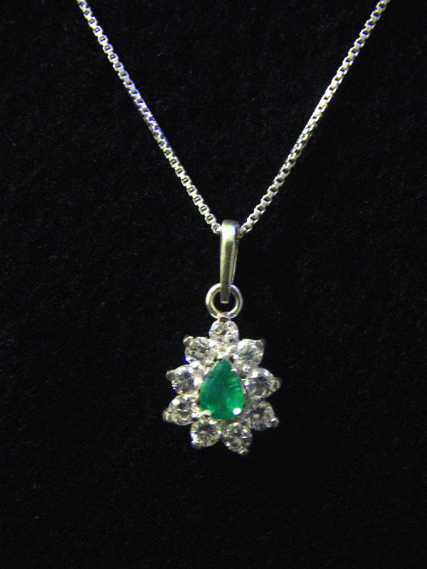 Dije en Plata y Esmeralda de Colombia