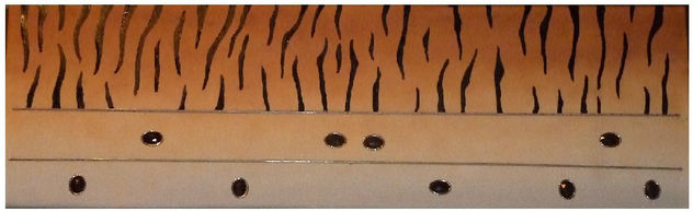 Animal print con incrustaciones.
