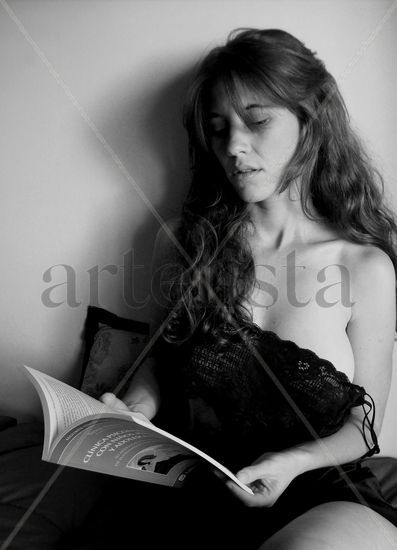 Leyendo... Portrait Black and White (Digital)