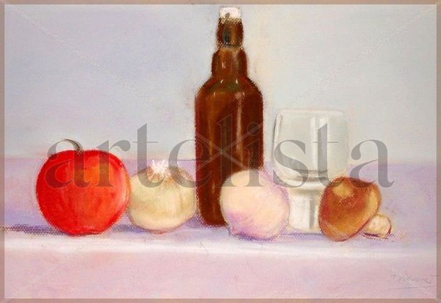 Botella y vaso con manzana, seta y cebollas