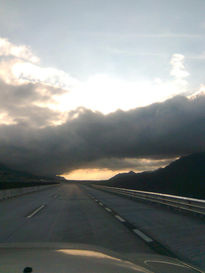 Autopista al atardecer