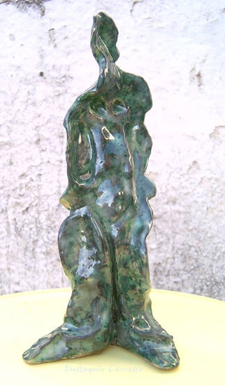 Personaje verde de pie Pottery Figurative