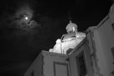 Iglesia y Luna Llena Arquitectura e interiorismo Blanco y Negro (Digital)