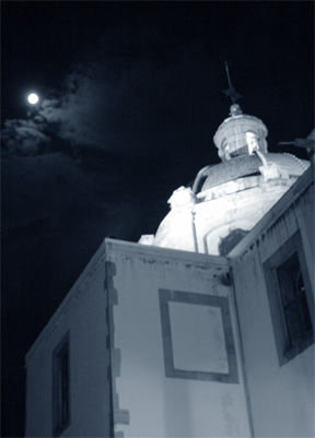 Iglesia y Luna Llena en Cian