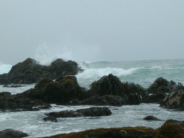 EL MAR EMBRAVECIDO CASTIGA LAS ROCAS