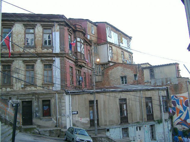 UN HOGAR TIENE BUENOS SIMIENTOS , EL MATERIALISMO ESTA QUE VUELCA